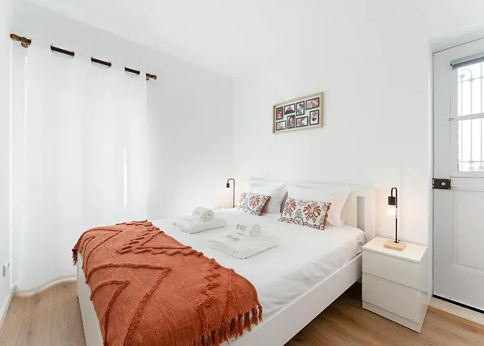 Guestready - Rosemary's Lovely With A Garden Pensión Oporto