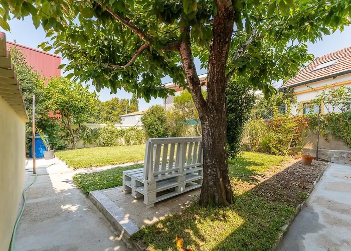 Pensión Guestready - Rosemary's Lovely With A Garden Oporto